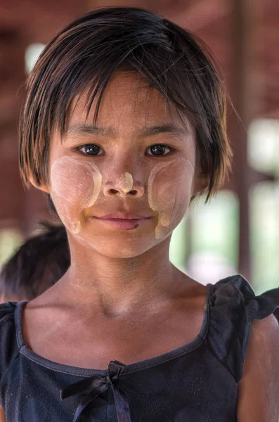 알 수 없는 버마 소녀 — 스톡 사진