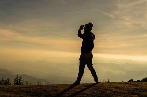 Mann blickt über die Berge — Stockfoto