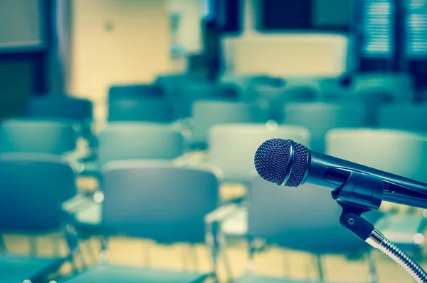 Microphone sur le podium du discours — Photo