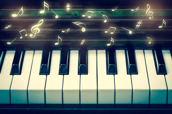 Keyboard of piano with music notes — Stock Photo, Image