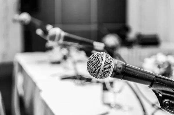 Microfone na sala de conferências — Fotografia de Stock