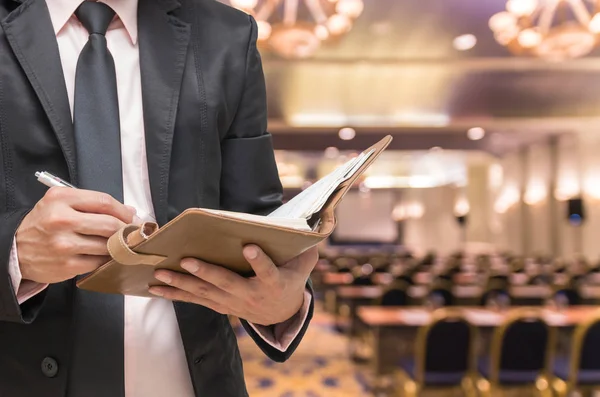 Geschäftsmann schreibt Notizbuch — Stockfoto