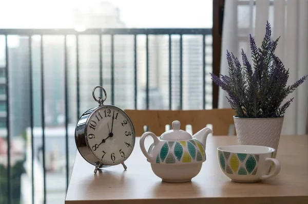 Oldtimer-Uhr auf dem Tisch — Stockfoto