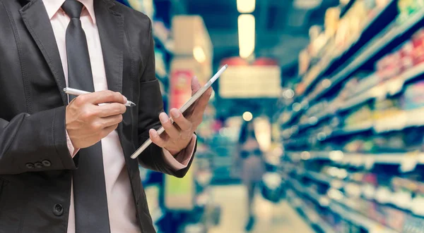 Tablet bilgisayar kullanarak iş adamı