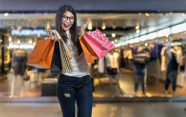 Asiatisk kvinna med shoppingväskor — Stockfoto