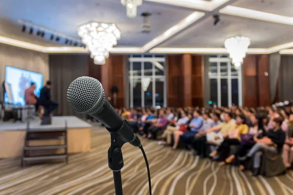 Microfono nella sala conferenze — Foto Stock
