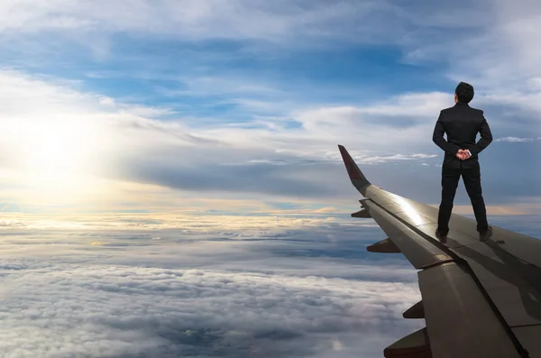 Homme d'affaires debout sur l'aile de l'avion — Photo
