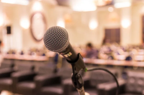 Mikrofon a konferenciateremben — Stock Fotó