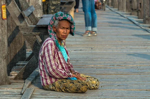 Niet-geïdentificeerde oude vrouw — Stockfoto