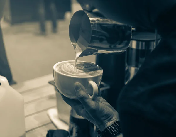 Barista make latte — Stock Photo, Image