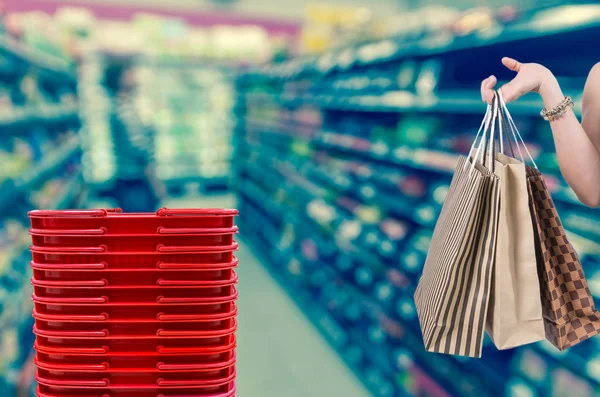 Sosteniendo bolsas de compras a mano —  Fotos de Stock