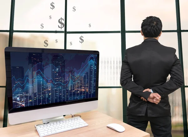 Компьютер на столе и бизнесмен — стоковое фото