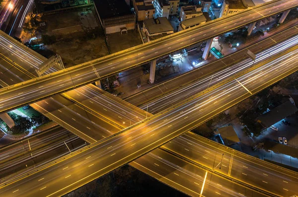 Массивная скоростная дорога ночью — стоковое фото
