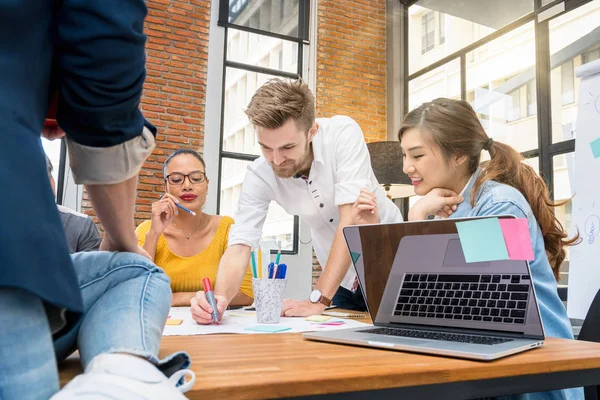 Mensen uit het bedrijfsleven brainstormen in office — Stockfoto