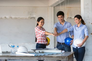 Çok ırklı İnşaat Mühendisleri 