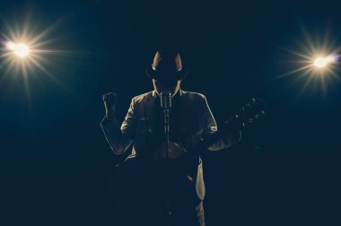 Oynarken müzisyen ve şarkı 