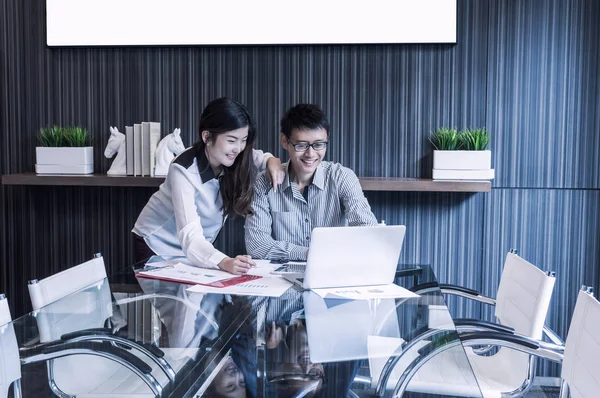 Mensen uit het bedrijfsleven werken in de vergaderzaal — Stockfoto