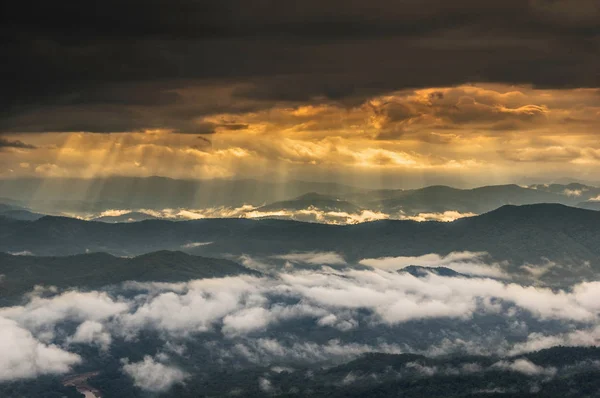 Fantastische Landschaft nebliger Berge — Stockfoto