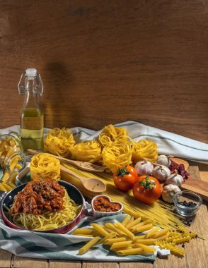 Spagetti için çeşitli malzemeler
