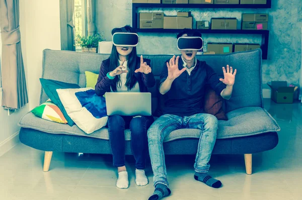 Asiático casal desgaste virtual realidade — Fotografia de Stock