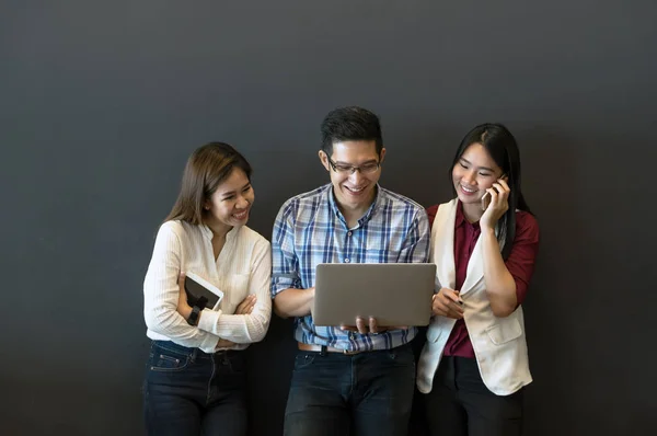 Mensen uit het bedrijfsleven met moderne gadgets — Stockfoto