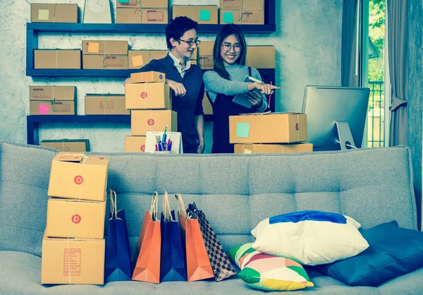 Asiáticos empresários que trabalham em casa — Fotografia de Stock