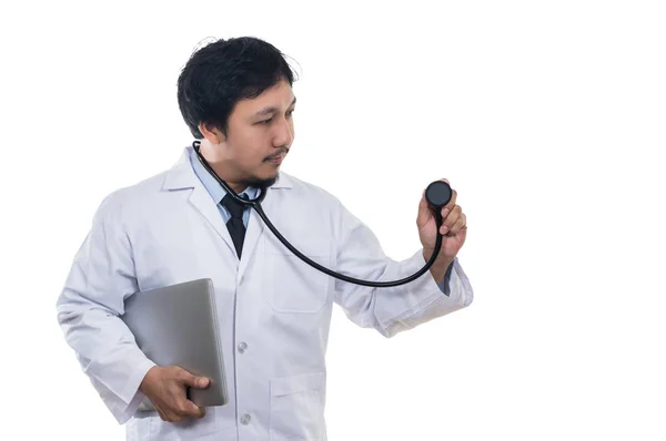 Médecin asiatique avec le stéthoscope — Photo