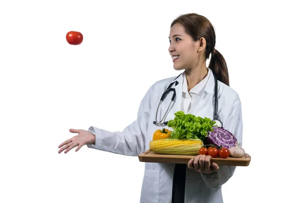 Доктор держит свежие овощи — стоковое фото