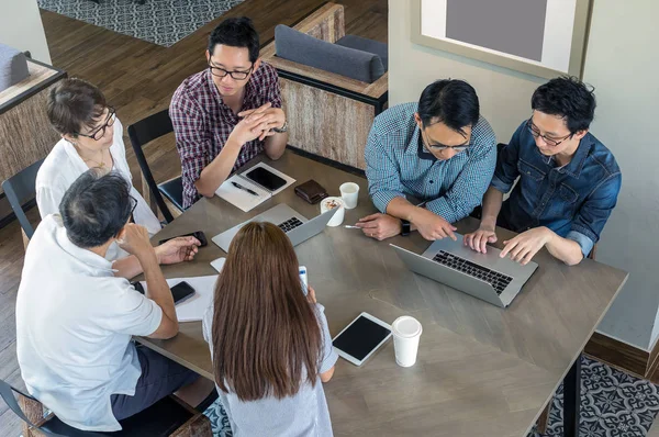 Zakenmensen ontmoeten elkaar in modern kantoor — Stockfoto