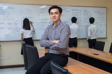 Asyalı öğretmen öğrencilerin önünde 