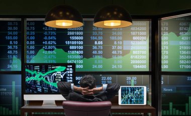 işadamı büyük ekrana bakarak 