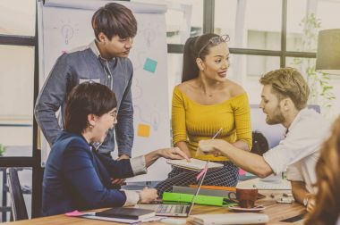 iş adamları ofiste beyin fırtınası