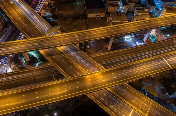 Via expressa maciça à noite — Fotografia de Stock