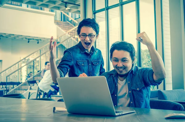 Businessmenwith werken met gelukkig actie — Stockfoto