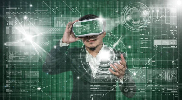Asiático hombre de negocios vistiendo virtual realidad —  Fotos de Stock