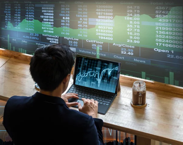 Zakenman met laptop — Stockfoto