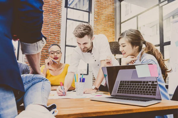 Mensen uit het bedrijfsleven brainstormen in office — Stockfoto