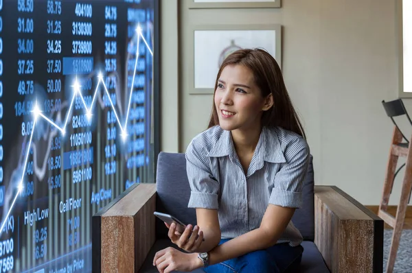 Asian businesswoman looking trading graph — Stock Photo, Image
