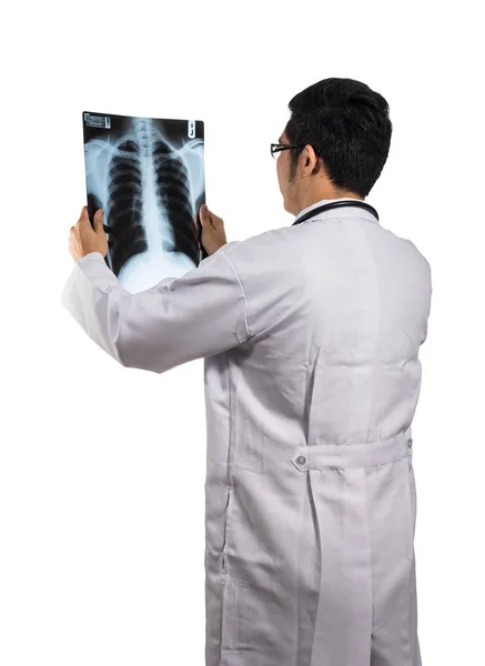 Arzt sieht Röntgenfilm — Stockfoto
