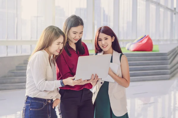 Mulheres de negócios asiáticas em reunião brainstorm — Fotografia de Stock