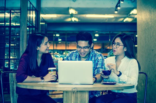 Mensen uit het bedrijfsleven met moderne gadgets — Stockfoto