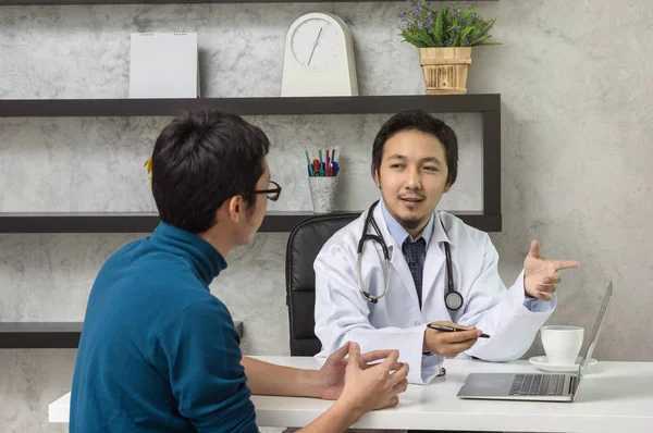 Arzt diskutiert Diagnose mit Patient — Stockfoto