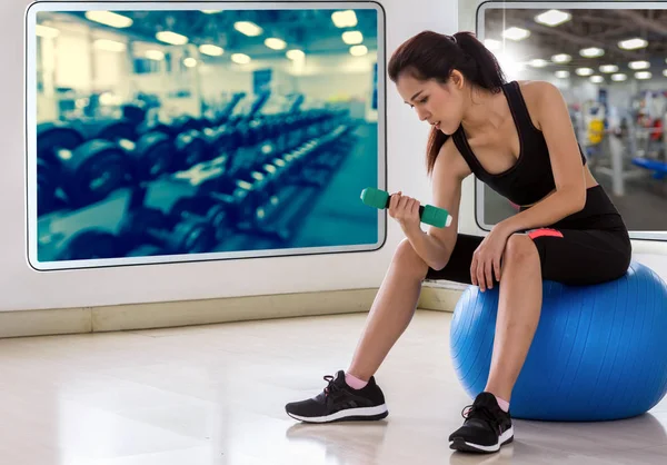 Mujer sentada en fitball — Foto de Stock