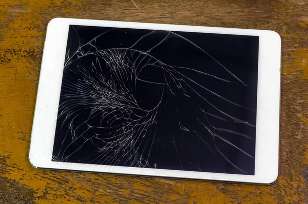 Tablet computer with broken glass screen — Stock Photo, Image