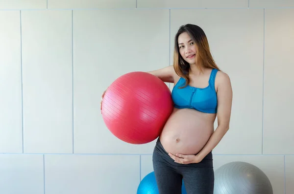 Pregnant female doing exercise — Stock Photo, Image