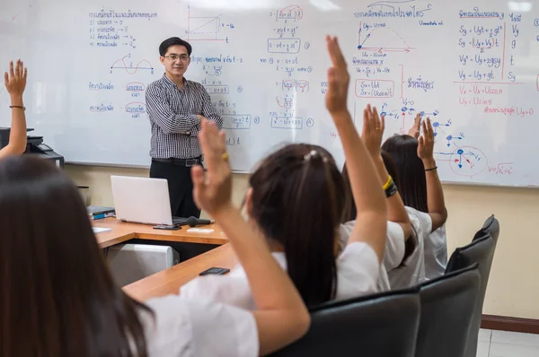 Asiática profesora dando lección —  Fotos de Stock