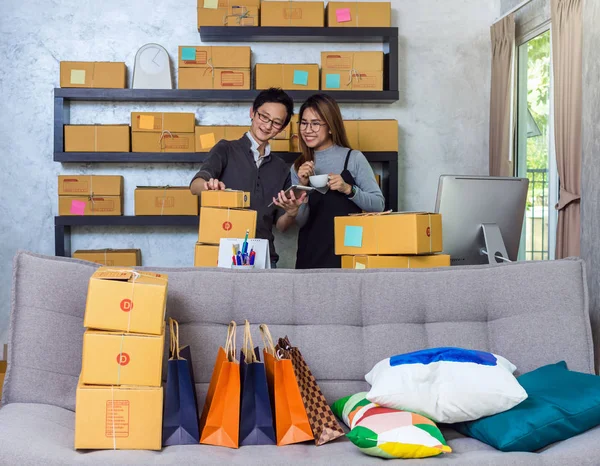 Asiatische Geschäftsleute arbeiten zu Hause — Stockfoto