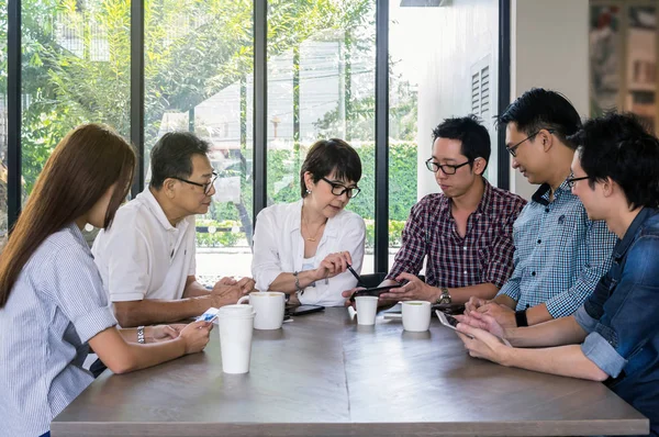 Zakenmensen ontmoeten elkaar in functie — Stockfoto