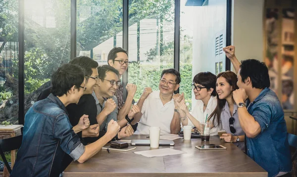 현대 사무실에서 사업가들이 만나는 모습 — 스톡 사진