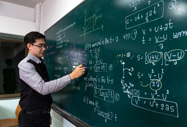 Professor asiático escrita — Fotografia de Stock
